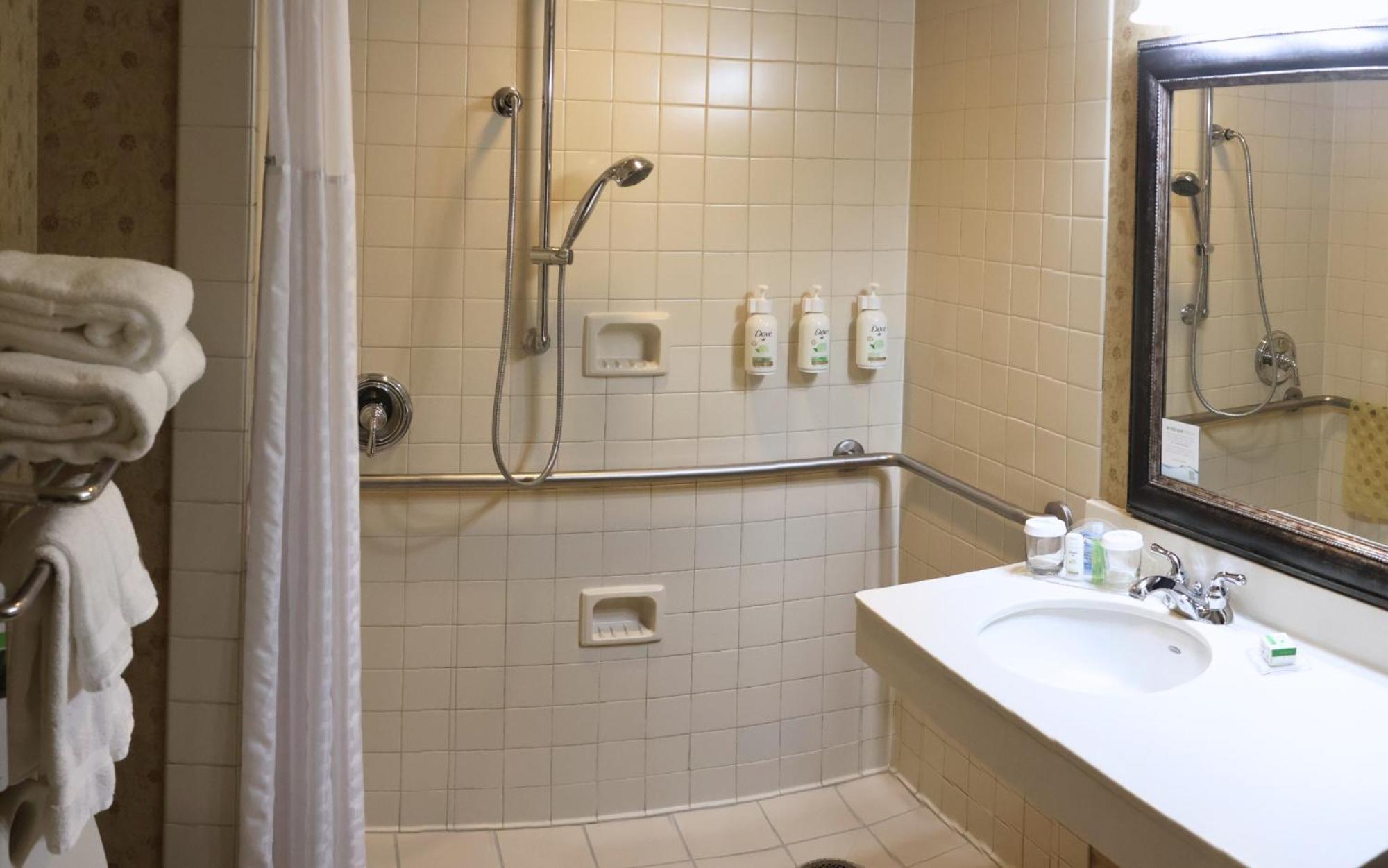 Wingate By Wyndham Peoria - Complimentary Area Shuttle Hotel Exterior photo