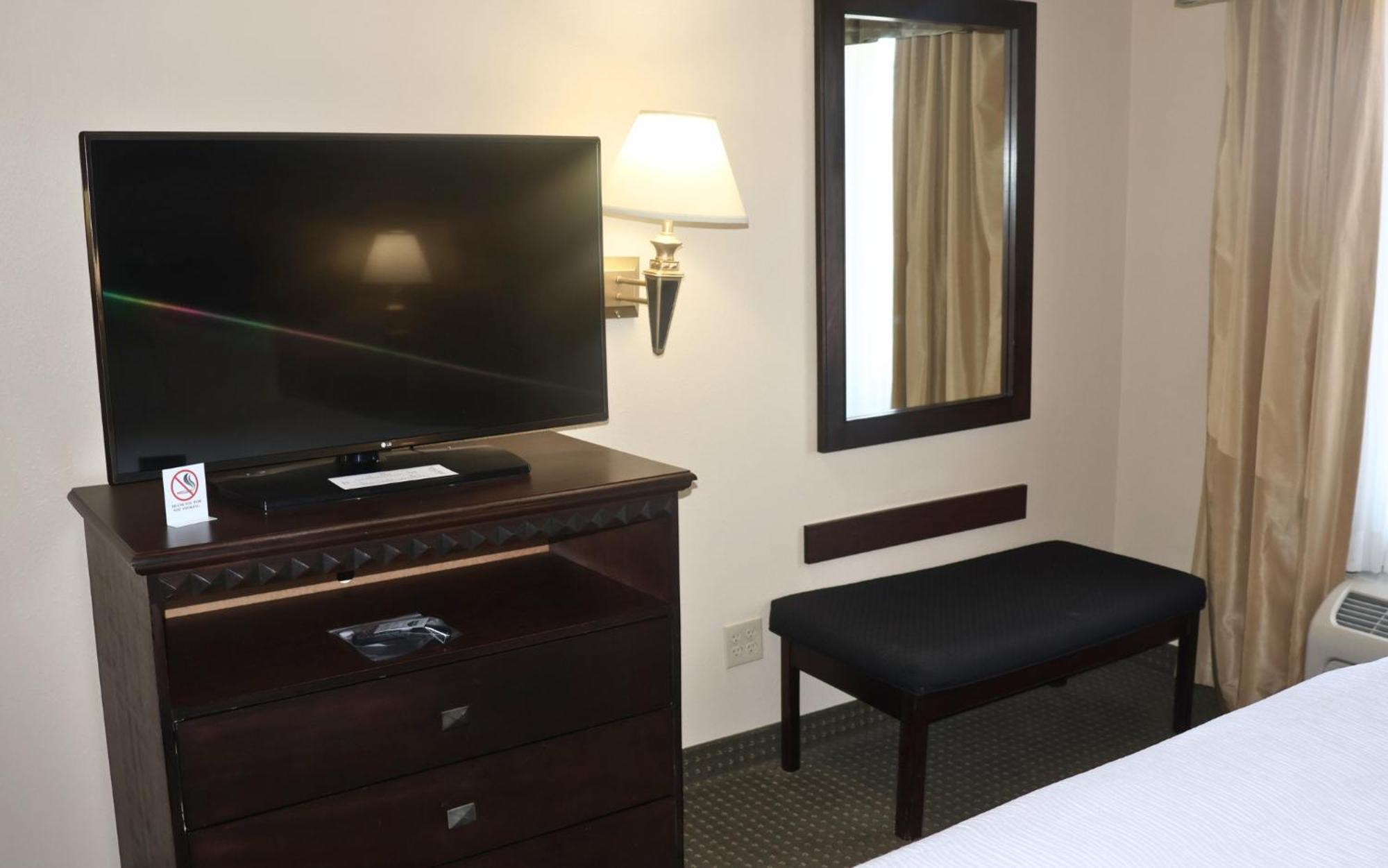 Wingate By Wyndham Peoria - Complimentary Area Shuttle Hotel Exterior photo