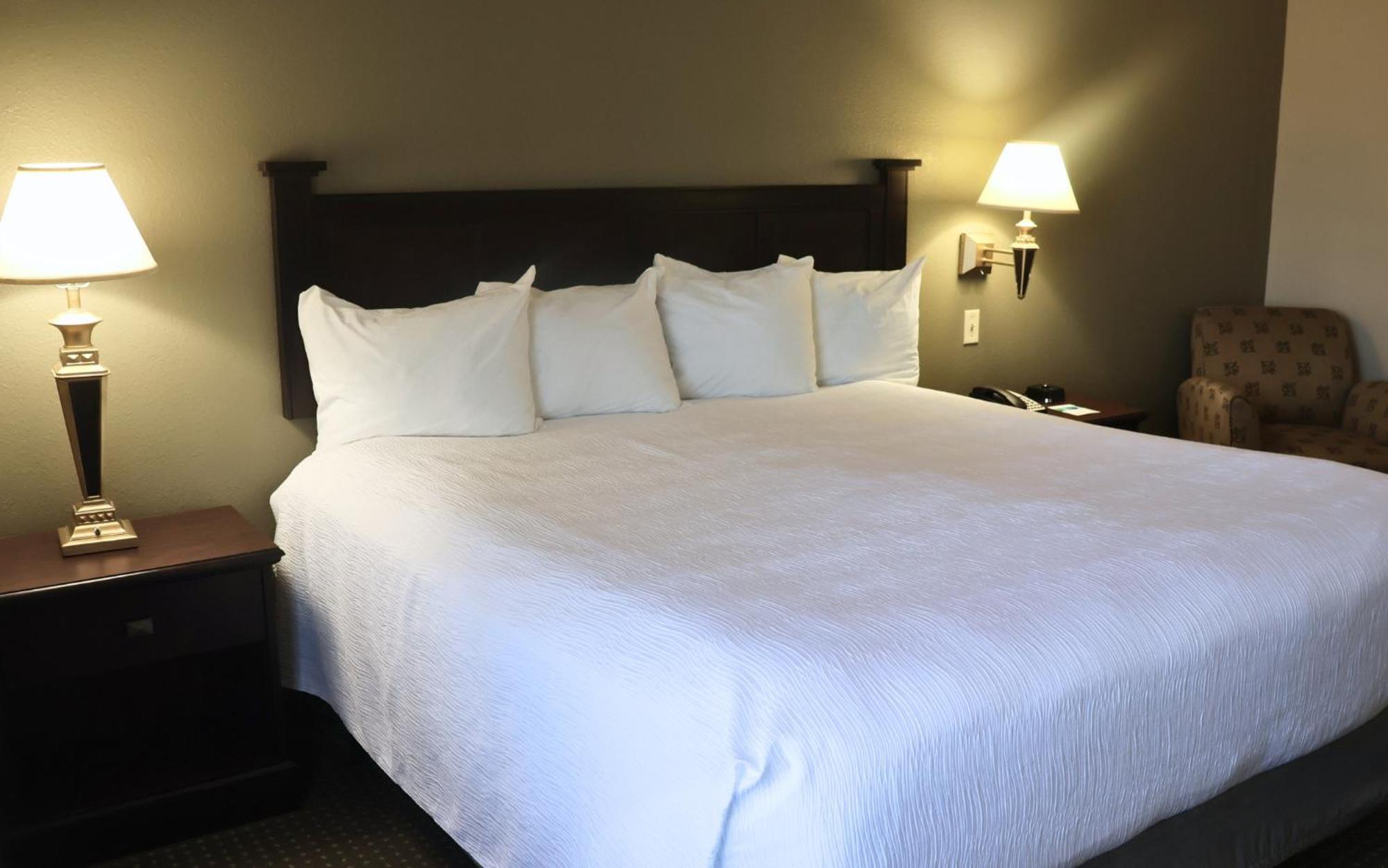 Wingate By Wyndham Peoria - Complimentary Area Shuttle Hotel Exterior photo