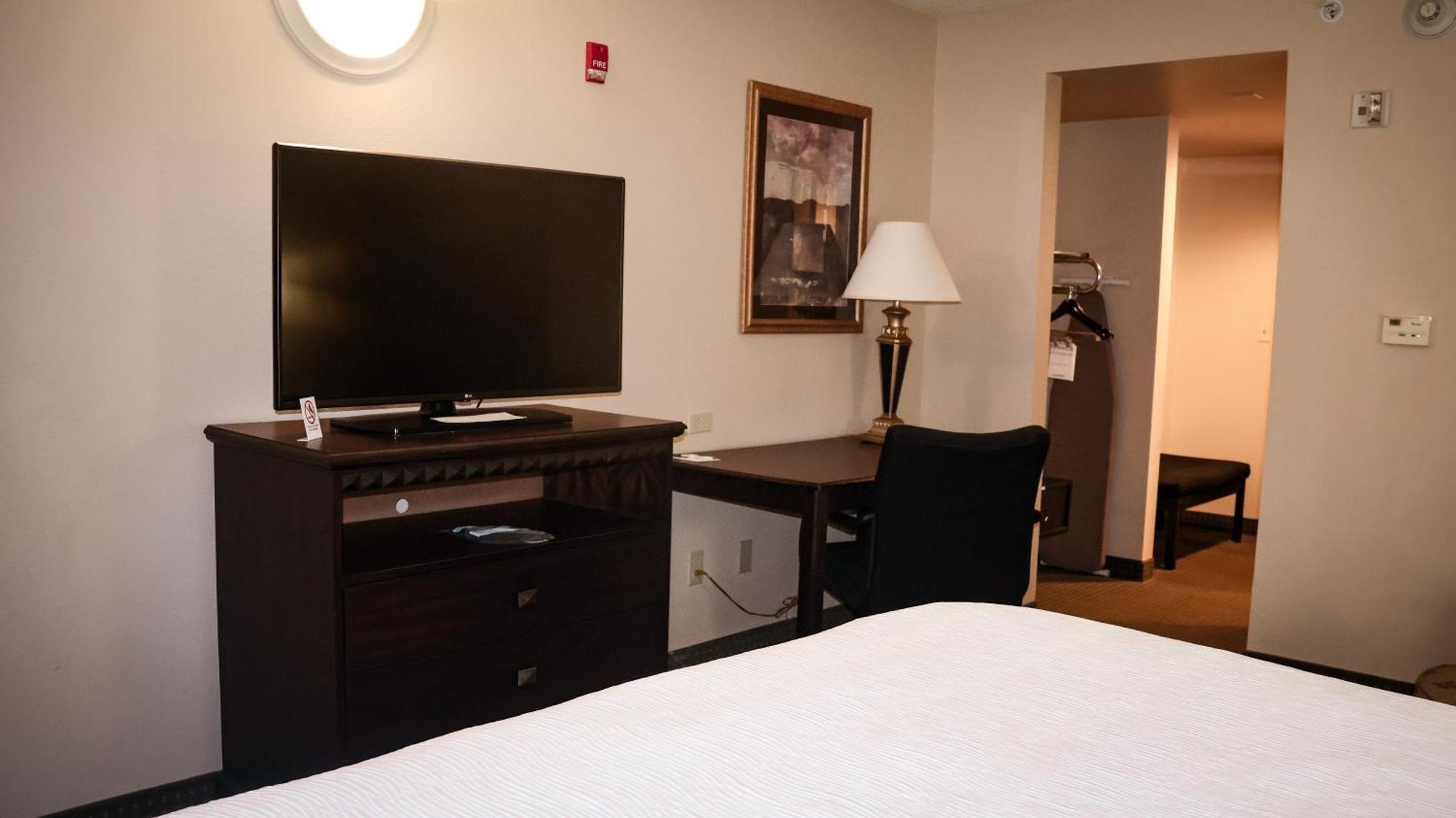 Wingate By Wyndham Peoria - Complimentary Area Shuttle Hotel Exterior photo