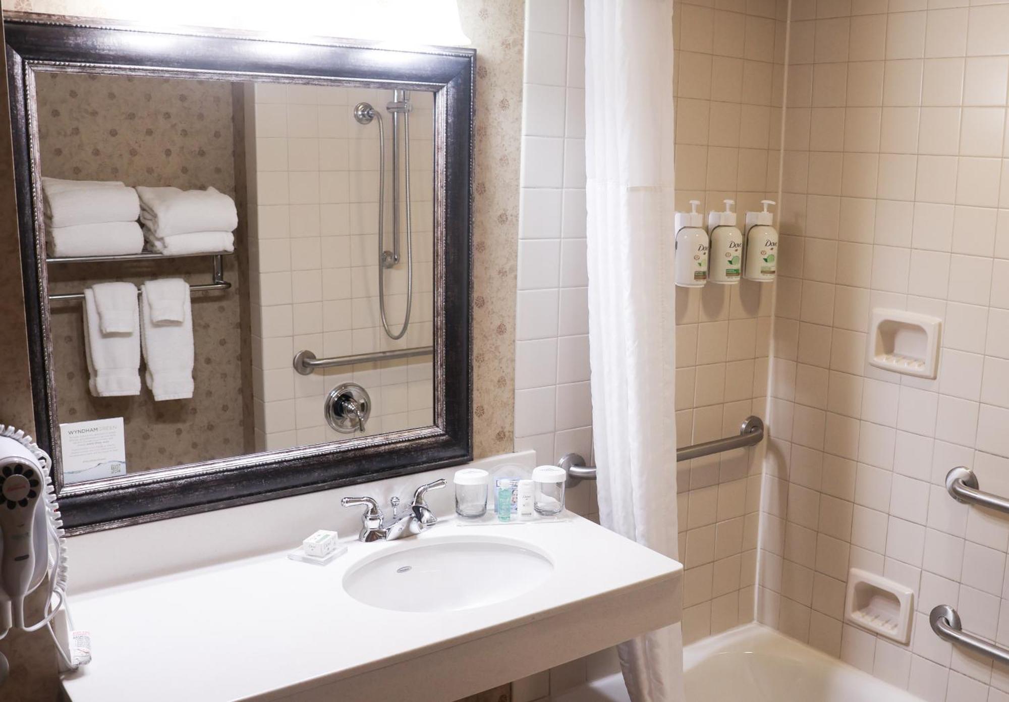 Wingate By Wyndham Peoria - Complimentary Area Shuttle Hotel Exterior photo