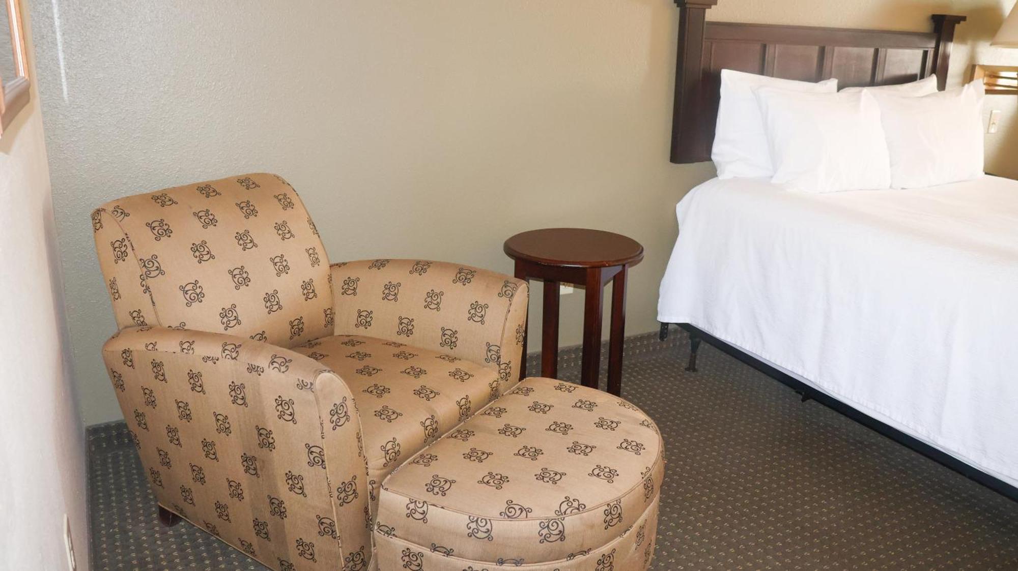 Wingate By Wyndham Peoria - Complimentary Area Shuttle Hotel Exterior photo