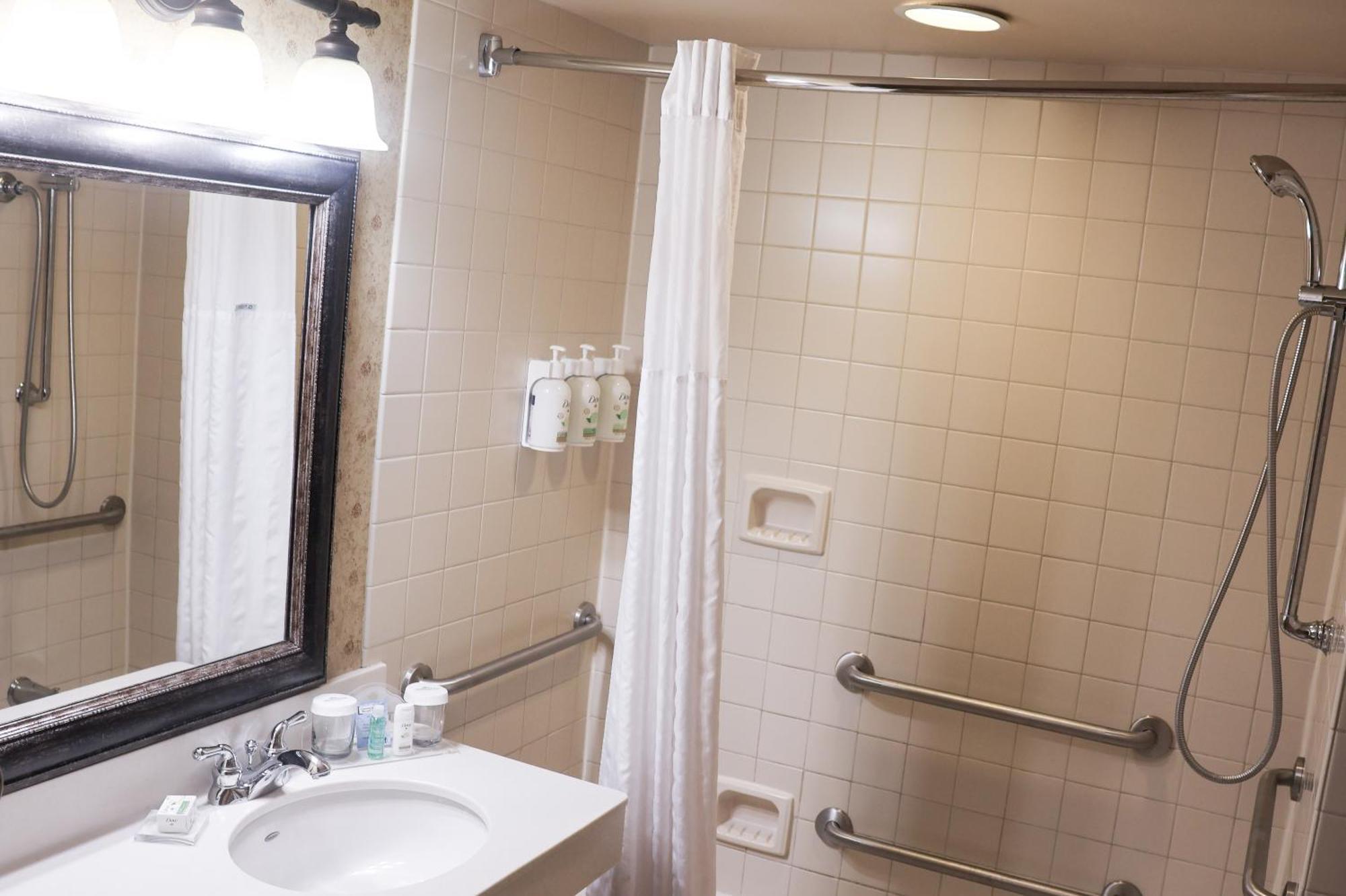 Wingate By Wyndham Peoria - Complimentary Area Shuttle Hotel Exterior photo