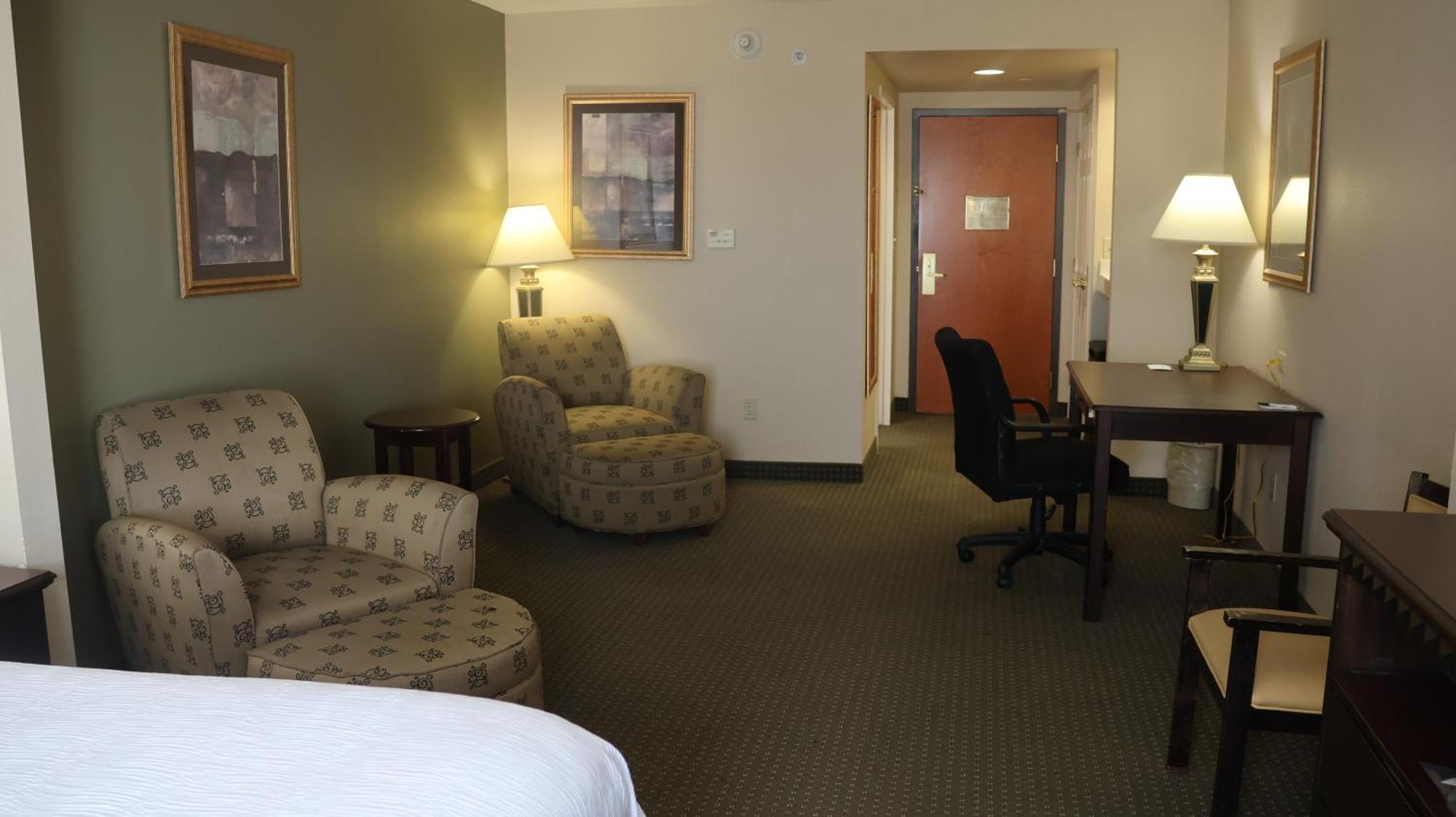 Wingate By Wyndham Peoria - Complimentary Area Shuttle Hotel Exterior photo