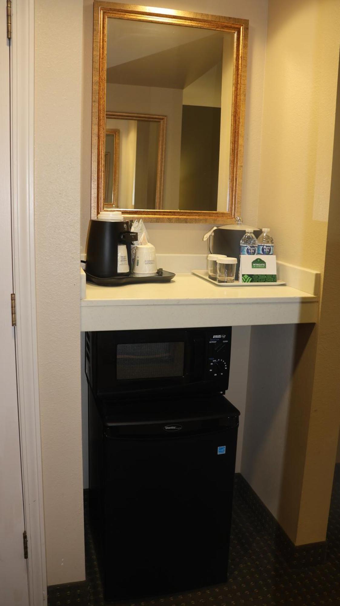 Wingate By Wyndham Peoria - Complimentary Area Shuttle Hotel Exterior photo