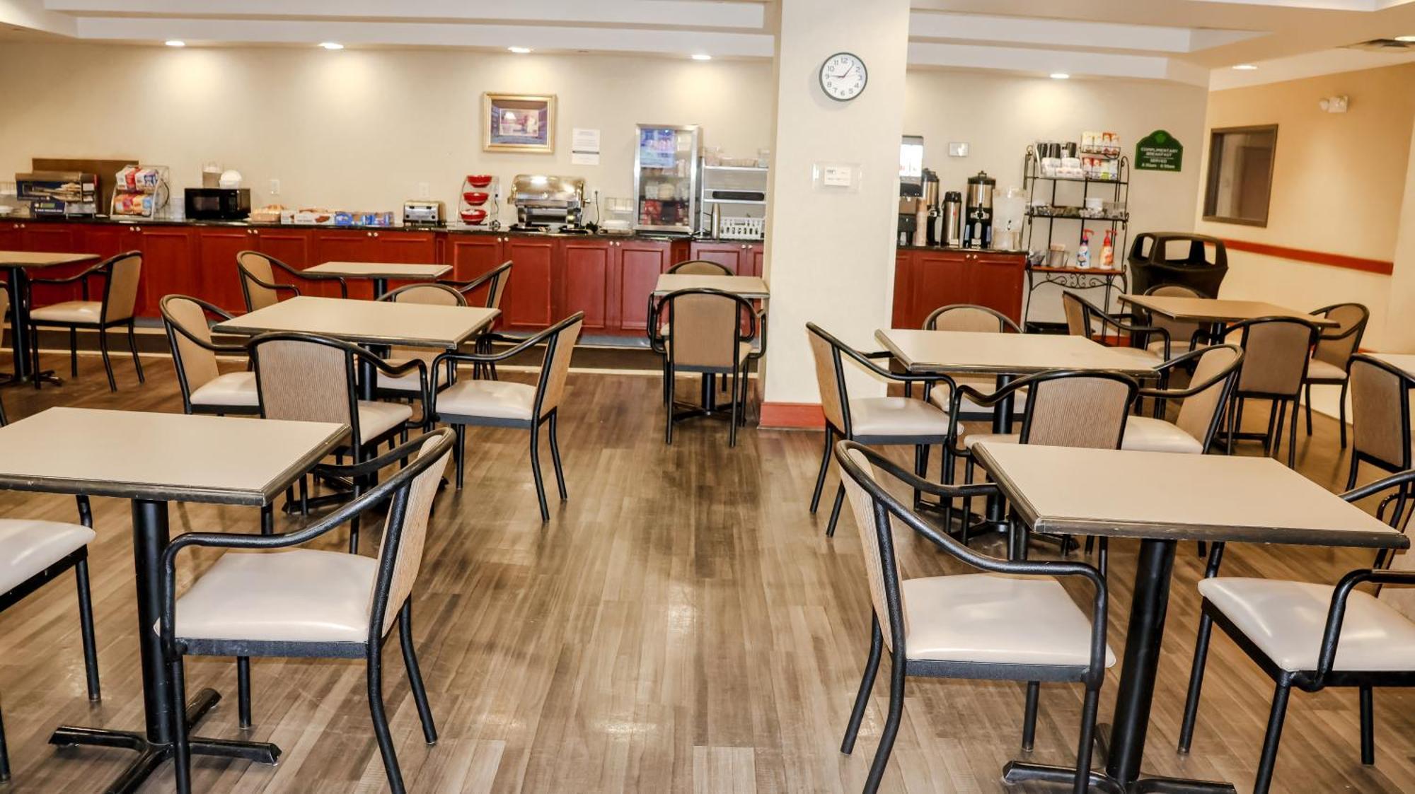 Wingate By Wyndham Peoria - Complimentary Area Shuttle Hotel Exterior photo