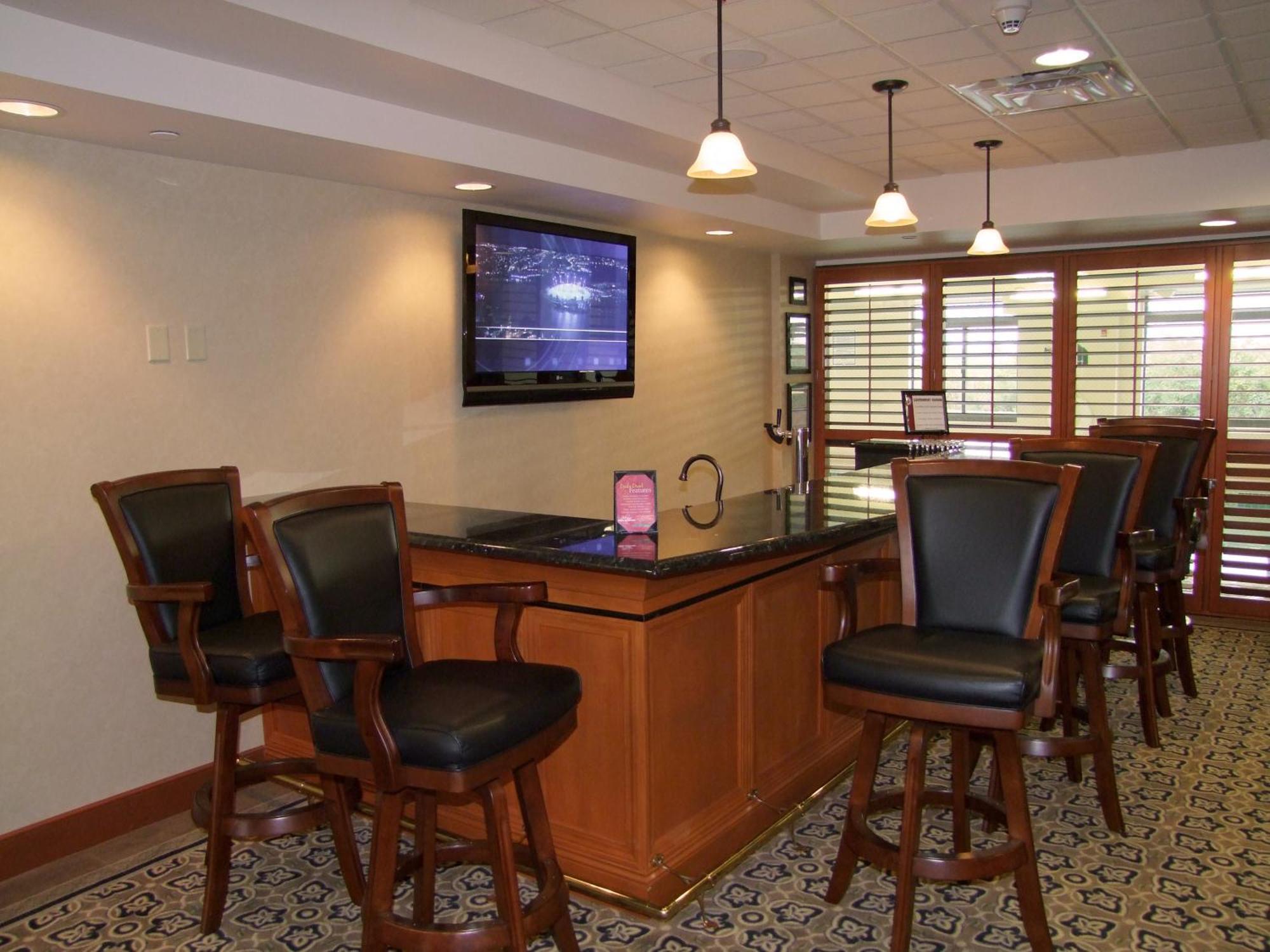Wingate By Wyndham Peoria - Complimentary Area Shuttle Hotel Exterior photo
