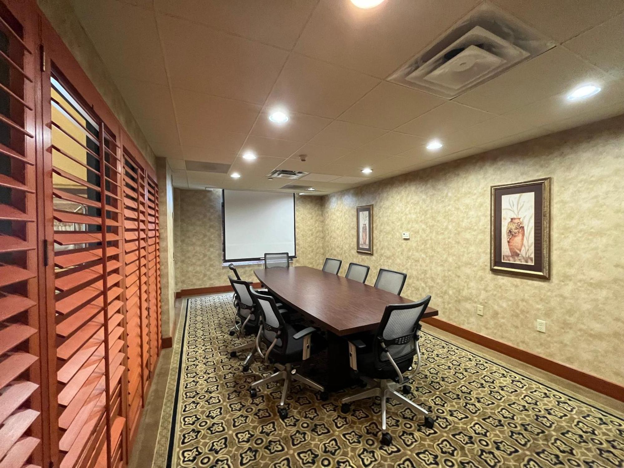 Wingate By Wyndham Peoria - Complimentary Area Shuttle Hotel Exterior photo
